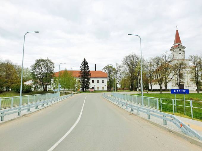 Joniškėlio miestelio centro pagrindiniai statiniai – ligoninė ir Švč. Trejybės bažnyčia. Tomos Mikalajūnaitės nuotrauka, 2020